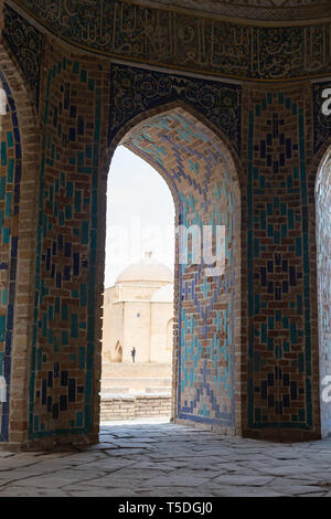 Simmetriche ornamento decorativo di ingresso della tomba e aprire lo sportello in Shah-i-Zinda, un complesso memoriale, necropoli di Samarcanda, Uzbekistan Foto Stock