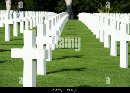 Croci Bianche nel Cimitero Americano, Coleville-sur-Mer, la spiaggia di Omaha, in Normandia, Francia. Foto Stock