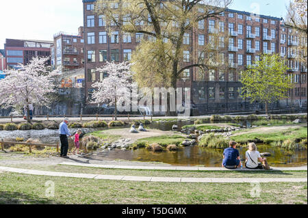 Il Waterfront Park Strömparken lungo il fiume Motala durante la primavera in Norrkoping. Norrkoping è una storica città industriale in Svezia Foto Stock