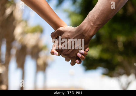 Chiudere fino all'aperto protrait di nero americano africano giovane Holding Hands Foto Stock