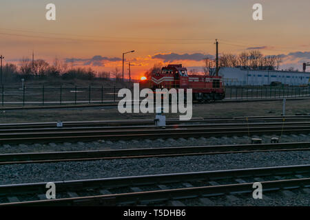 Nuovo locomotore contro il cielo al tramonto in primavera la Bielorussia station Kolyadichi Marzo 31, 2019 Foto Stock