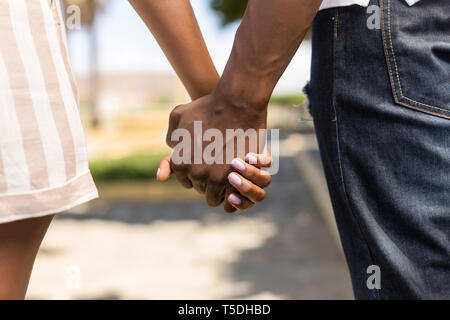 Chiudere fino all'aperto protrait di nero americano africano giovane Holding Hands Foto Stock