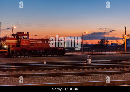 Nuovo locomotore contro il cielo al tramonto in primavera la Bielorussia station Kolyadichi Marzo 31, 2019 Foto Stock