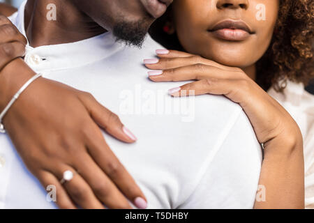 Chiudere fino all'aperto protrait di nero americano africano giovane che abbraccia ogni altro Foto Stock