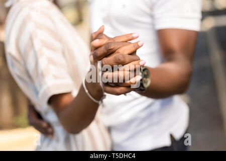 Chiudere fino all'aperto protrait di nero americano africano giovane che abbraccia ogni altro Foto Stock