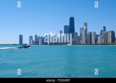 La polizia di Chicago barca sul Lago Michigan incrocio davanti onf la skyline di Chicago Foto Stock