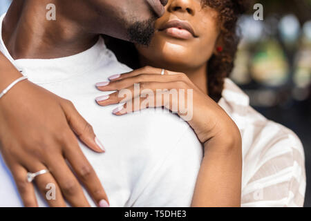 Chiudere fino all'aperto protrait di nero americano africano giovane che abbraccia ogni altro Foto Stock