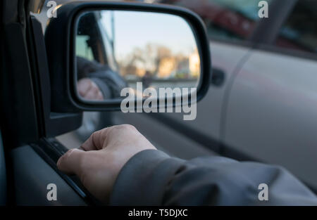 Braccio uomo poggiato sulla soglia del finestrino dell'auto Foto stock -  Alamy