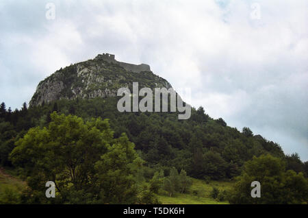 Le rovine di Montségur, Ariège: il castello arroccato sulla sua 'pog', o rupe calcarea Foto Stock