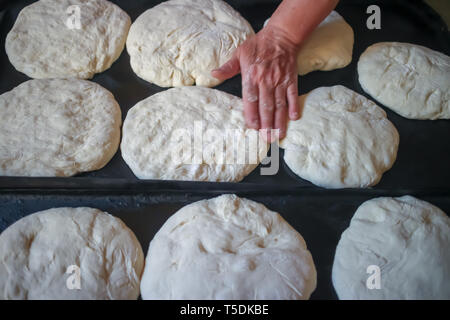 Villaggio Tradizionale la produzione di pane e pasta in posto sulla placca da forno Foto Stock