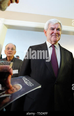 Ex Speaker Newt Gingrich vistits un houseparty ospitato da avvocato Ovide Lamontagne a Manchester, nella sua offerta per la presidenza nel 2012. Foto Stock