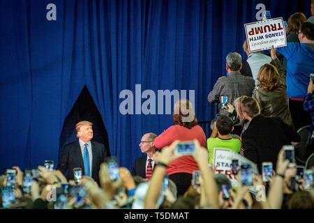 Speranzoso presidenziale Donald Trump (R) parla di una campagna evento presso il Centro Congressi Arena a Columbus. Foto Stock