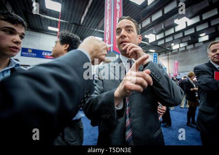 Presidente del Partito Repubblicano Reince Priebus. Il presidente Barack Obama e Mitt Romney dibattiti alla Hofstra University nel secondo dibattito presidenziale. Foto Stock