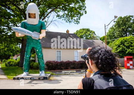 Bianco Ypun Donna Fotografa La Gemini gigante sul U.S. Route 66 in Wilmington, County, Illinois, Stati Uniti d'America Foto Stock