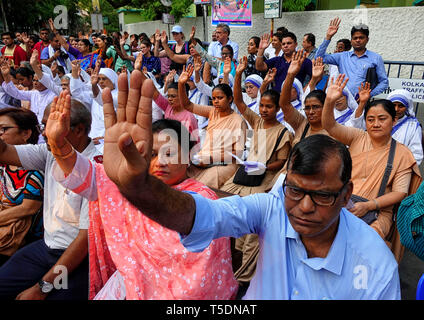 Persone provenienti da diverse comunità sono visti pregare mentre il pagamento di attributo per le vittime dello Srilanka a st. Chiesa di San Tommaso a Kolkata. Domenica XXI Aprile almeno 300 persone sono morte in esplosione suicida durante la Pasqua la preghiera da un gruppo terroristico in Srilanka. Foto Stock