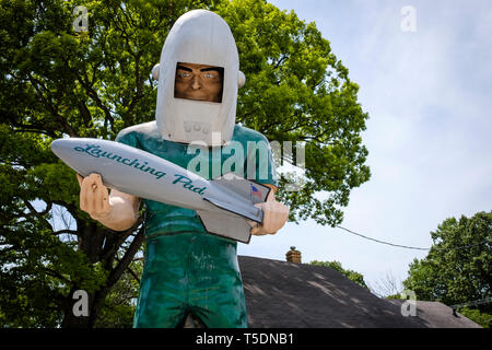 Il Gemini gigante è in piedi fuori il trampolino di lancio di drive-in ristorante NEGLI STATI UNITI. Route 66 in Wilmington, County, Illinois, Stati Uniti d'America Foto Stock