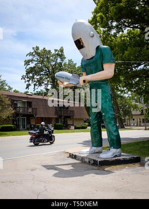 Il Gemini gigante è in piedi fuori il trampolino di lancio di drive-in ristorante NEGLI STATI UNITI. Route 66 in Wilmington, County, Illinois, Stati Uniti d'America Foto Stock