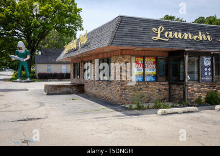 Il Gemini gigante è in piedi fuori il trampolino di lancio di drive-in ristorante NEGLI STATI UNITI. Route 66 in Wilmington, County, Illinois, Stati Uniti d'America Foto Stock