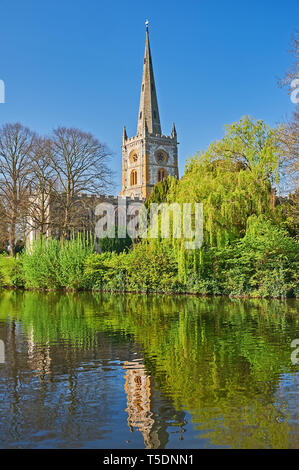 Chiesa della Santa Trinità Stratford upon Avon, luogo di sepoltura del drammaturgo William Shakespeare sorge sulle rive del fiume Avon, Warwickshire. Foto Stock