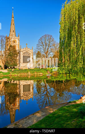 Chiesa della Santa Trinità Stratford upon Avon, luogo di sepoltura del drammaturgo William Shakespeare sorge sulle rive del fiume Avon, Warwickshire. Foto Stock