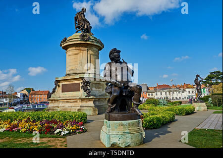 Stratford upon Avon e il memoriale di Gower statua di William Shakespeare in Bancroft giardini, con la statua di Falstaff nella parte anteriore. Foto Stock