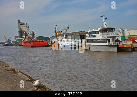 Barche ormeggiate presso la banchina sul lago Lothing a Lowestoft, Suffolk, Inghilterra. Foto Stock