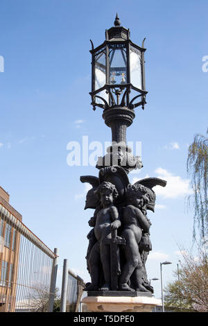 Lampada ornati posti al di fuori di lui Gillette fabbrica a Gillette Corner, giunzione tra Syon Lane e la Great West Road, Brentford Middlesex Foto Stock