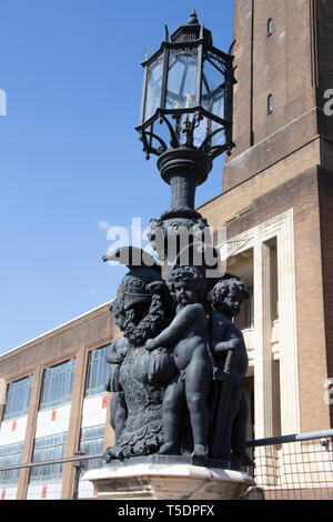 Lampada ornati posti al di fuori di lui Gillette fabbrica a Gillette Corner, giunzione tra Syon Lane e la Great West Road, Brentford Middlesex Foto Stock