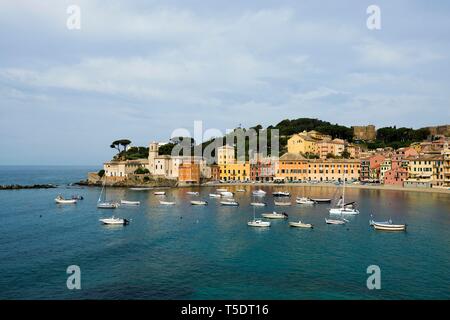 Townscape con porto nella Baia del Silenzio, Sestri Levante, Provincia di Genova e la Riviera di Levante, Liguria, Italia Foto Stock