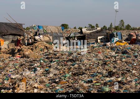 Garbage dump con immondizia di plastica, Choeung Ek, Phnom Penh Cambogia Foto Stock