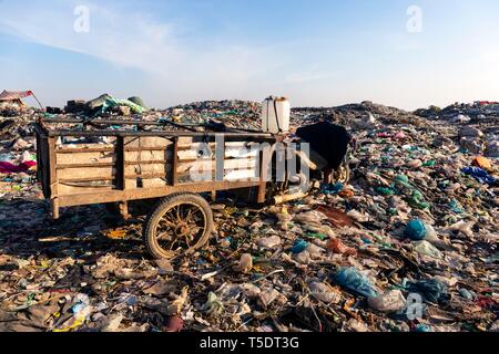 Garbage dump con immondizia di plastica, Choeung Ek, Phnom Penh Cambogia Foto Stock