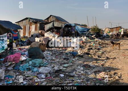 Capanne a garbage dump, Choeung Ek, Phnom Penh Cambogia Foto Stock