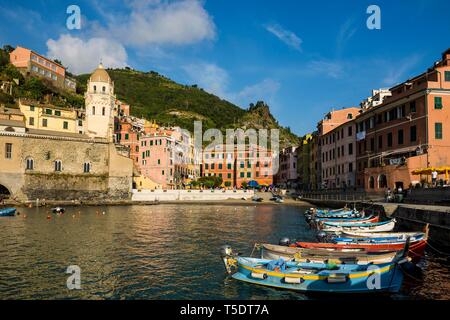 Vista sulla città, villaggio con case colorate e barche di pescatori sulla costa, Vernazza, le Cinque Terre e la Riviera di Levante, provincia di La Spezia Liguria Foto Stock