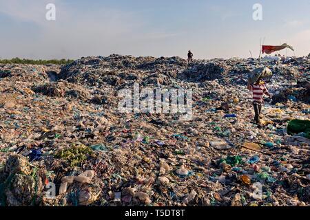 Garbage Collector in discarica di rifiuti con immondizia di plastica, Choeung Ek, Phnom Penh Cambogia Foto Stock