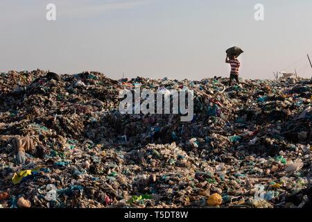 Garbage Collector in discarica di rifiuti con immondizia di plastica, Choeung Ek, Phnom Penh Cambogia Foto Stock