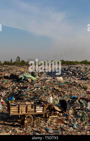 Garbage dump con immondizia di plastica, Choeung Ek, Phnom Penh Cambogia Foto Stock