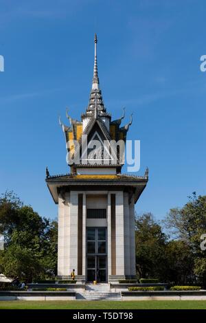 Tomba di massa, Memorial Stupa, Pagoda, campi di morte dei Khmer Rossi, Choeung Ek, Phnom Penh Cambogia Foto Stock