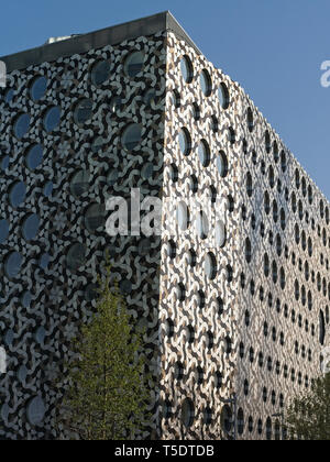 Penisola di Greenwich, London, Regno Unito - 21 APR 2019: facciata a mosaico di Ravensbourne edificio del campus, un collegio universitario per i media digitali e design. Foto Stock