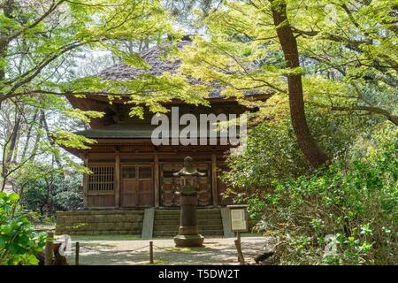 Sanctum buddista di ex Tempio Tokeiji, giardino Sankeien, Naka-Ku, città di Yokohama, nella prefettura di Kanagawa, Giappone Foto Stock