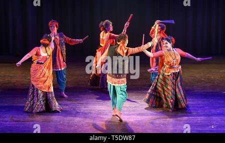 Gruppo indiano ballerini eseguono Indian folk dance di Gujarat popolarmente conosciuta come la danza Dandiya o garba indossando il tradizionale costume di danza Foto Stock