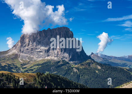 Ottima vista sul Sassolungo - Gruppo del Sasso Lungo, valle Gardena. Parco Nazionale Dolomiti Alto Adige Südtirol. Località di Ortisei, Santa Cristina e Selva di Val Gardena Foto Stock