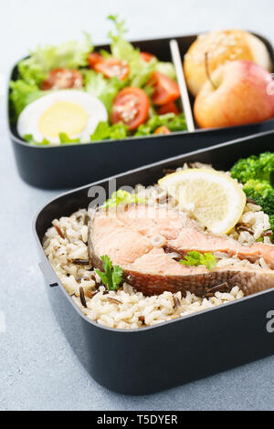 Sano e nutriente il pranzo o uno spuntino di scatole con il cibo - pesci, frutta fresca e verdura. Foto Stock