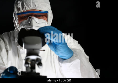 Scienziato di chimica mediante microscopio medicale Foto Stock