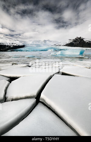 Rompere il ghiaccio ripiani a Fjallsarlon. Foto Stock