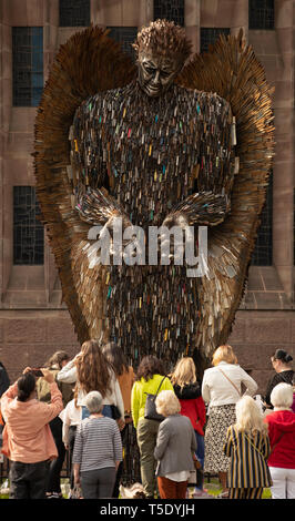 Coventry Cathedral. Giovedì 18 Aprile 2019 Artista Alfie Bradley coltello del Angel, sorge al di fuori di Coventry Cathedral. Dedicato alle vittime della criminalità coltello. Foto Stock