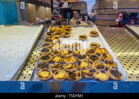 Pasteis de nata in pasticceria su Rua da Graca street in Graca quartieri di Lisbona, Portogallo Foto Stock