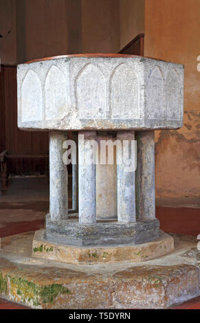 Un ottagonale Purbeck font in marmo nella chiesa di St Mary a Moulton St Mary, Norfolk, Inghilterra, Regno Unito, Europa. Foto Stock