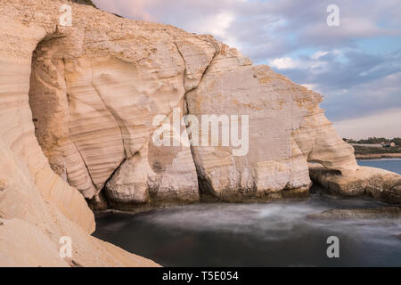 Rosh Hanikra Scogliera al tramonto in Israele Foto Stock