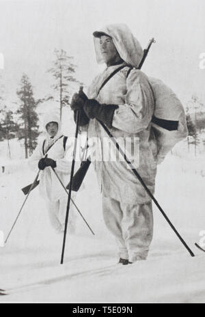 Durante la guerra Soviet-Finnish (1939-1940) gli sciatori dell'esercito finlandese in bianco camouflage realizzato fulmini e attacchi efficaci sulle unità dell'esercito rosso Foto Stock