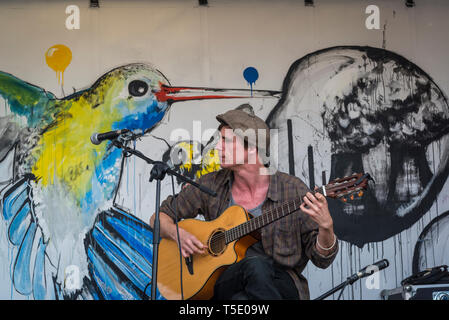 Estinzione della ribellione protesta sul ponte di Waterloo, l'uomo a cantare e suonare la chitarra sul palco, London, Regno Unito Foto Stock